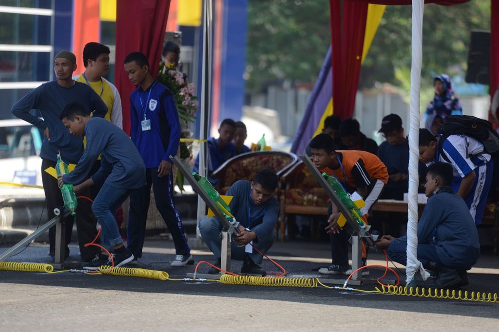 Pelajar bersiap meluncurkan roket air saat mengikuti Kompetisi Roket Air Regional Surakarta di Solo Technopark, Solo, Jawa Tengah, Sabtu (21/9/2019). 