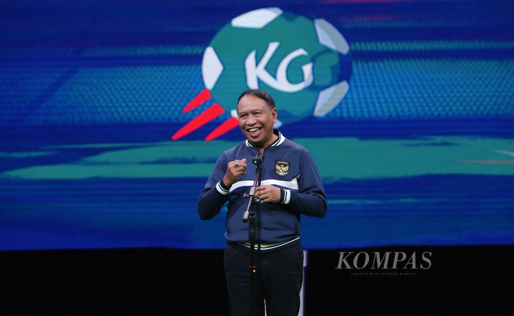Wakil Ketua Umum PSSI Zainudin Amali memberikan sambutan dalam acara seremoni pembukaan Liga Kompas Kacang Garuda (LKG U-14) di Studio Kompas TV, Menara Kompas, Jakarta, Sabtu (25/11/2023).