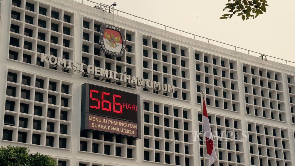 Hitungan hari menuju pemungutan suara Pemilu 2024 terpampang di Gedung Komisi Pemilihan Umum, Jakarta, Rabu (27/7/2022). 