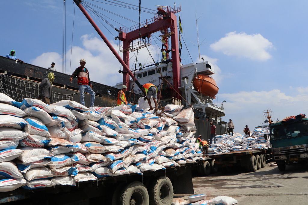 Pekerja membongkar pupuk yang tiba di Pelabuhan Belawan, Medan, Sumatera Utara, Sabtu (21/8/2021). Alokasi pupuk bersubsidi yang terus ditingkatkan di Sumut hingga 361.861 ton pada 2021 diharapkan bisa meningkatkan produksi hasil pertanian.