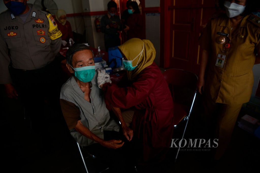 Warga lanjut usia yang mendapatkan vaksin lanjutan di Gang Pinggir, Kota Semarang, Jawa Tengah, Senin (7/3/2022). Total kebutuhan vaksin <i>booster</i> atau lanjutan tahun 2022 sebanyak 231,4 juta dosis. 
