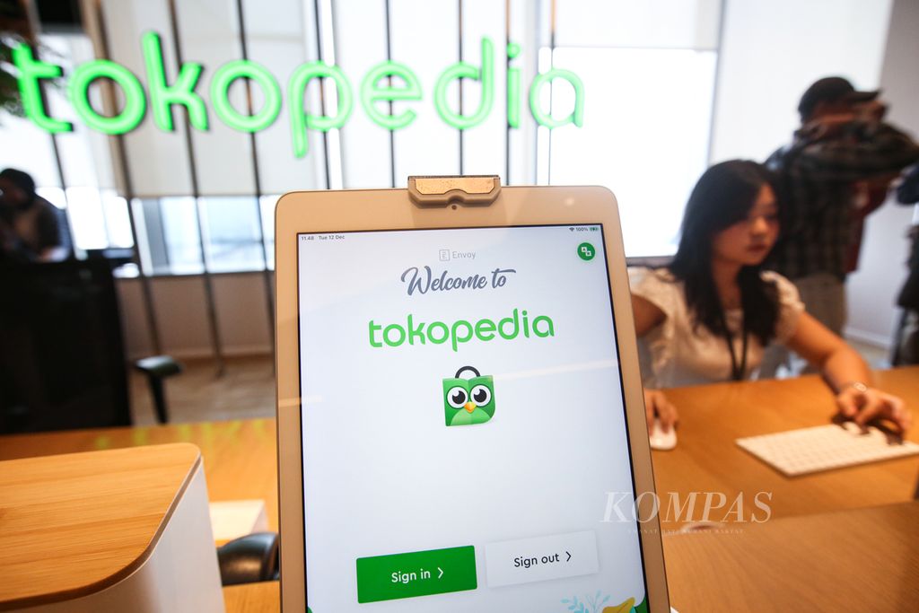 Salah satu sudut di kantor Tokopedia saat peluncuran kampanye Beli Lokal pada Hari Belanja Nasional atau Harbolnas 12.12, 2023 di Jakarta, Selasa (12/12/2023). Tiktok, aplikasi milik perusahaan raksasa teknologgi China, ByteDance, berencana menyuntikkan investasi lebih dari 1,5 miliar dollar AS atau Rp 23,38 triliun dalam jangka panjang ke Tokopedia, sekaligus mengambil alih saham mayoritas aplikasi lokapasar itu.