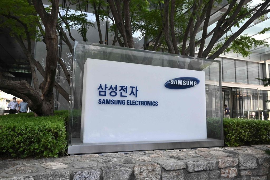 Papan penanda Samsung Electronics, seperti terlihat di luar gedung Seocho di Seoul, Korea Selatan, 28 Juli 2022. 