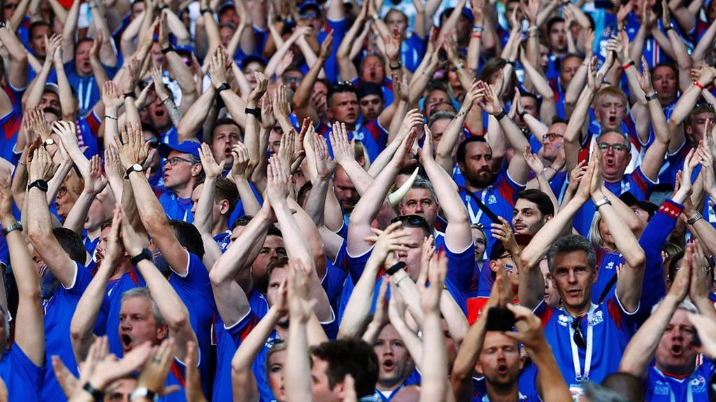 Suporter tim nasional Eslandia melakukan ritual teriakan ”hu” berbarengan dengan tepukan tangan—yang diyakini sebagai teriakan perang bangsa Viking—menjelang laga Grup D Piala Dunia 2018 melawan Argentina di Stadion Spartak, Moskwa (16/6/2018). 