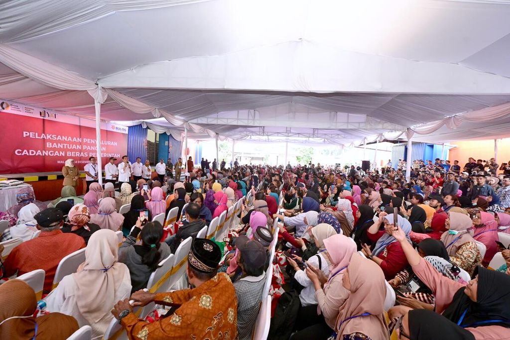 Presiden Joko Widodo membagikan bantuan langsung tunai (BLT) El Nino kepada warga penerima Program Keluarga Harapan (PKH) di Kantor Pos Malang. Kota Malang, Jawa Timur, Kamis (14/12/2023). 