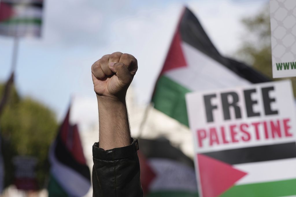 Seorang demonstran mengepalkan tangan saat melakukan aksi demonstrasi mendukung perjuangan rakyat Palestina di London, Sabtu (14/10/2023). 