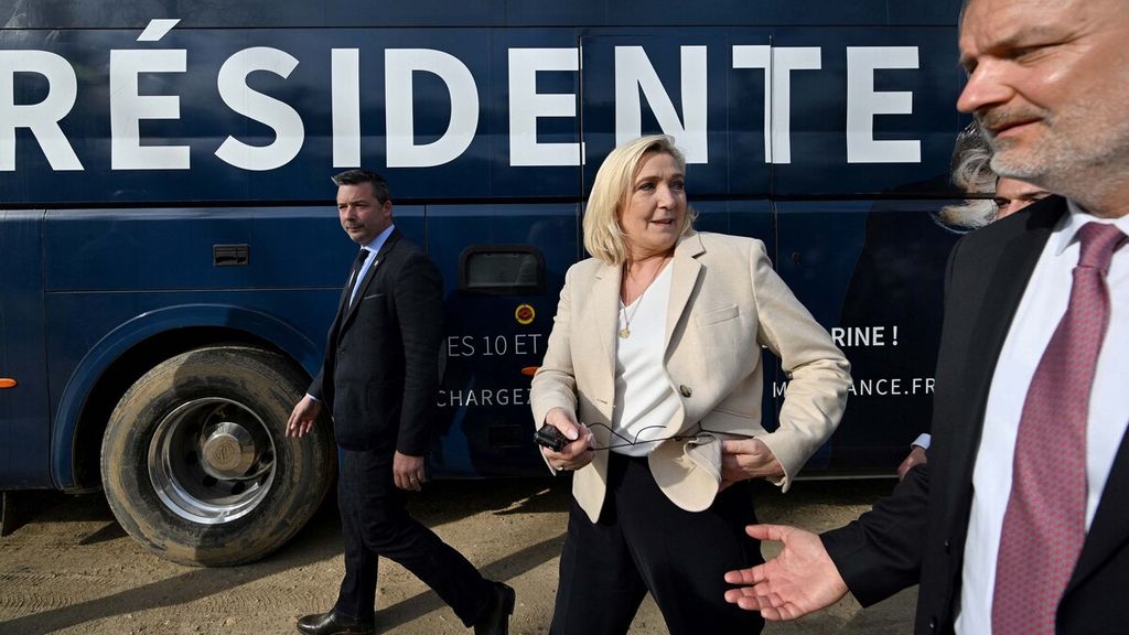 Kandidat presiden partai sayap kanan Rassemblement National (RN) Perancis, Marine Le Pen (tengah) melakukan kampanye di Soucy, Burgundy, Perancis, Senin (11/4/2022) 