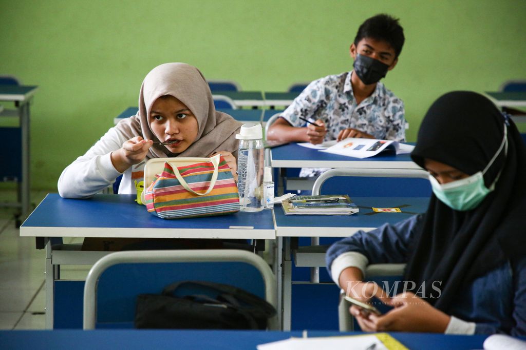 Siswa menikmati bekalnya saat jam istirahat pada hari pertama pelaksanaan sekolah tatap muka di SMP Negeri 2 Kota Bekasi, Jawa Barat, Senin (22/3/2021). 
