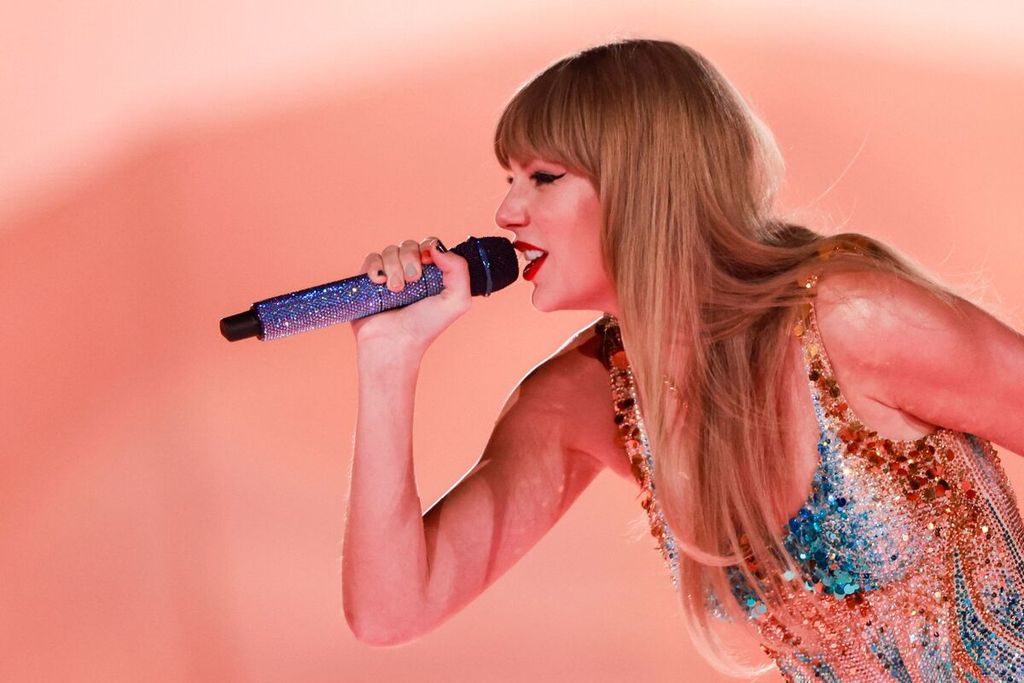 Penyanyi dan penulis lagu asal Amerika Serikat, Taylor Swift, tampil pada Eras Tour di Stadion Sofi, Inglewood, California, AS, Senin (7/8/2023). Lirik lagu-lagu Swift menjadi kajian akademik di sejumlah perguruan tinggi di AS dan Eropa terkait rujukannya pada karya-karya sastrawan terkemuka sepanjang massa.