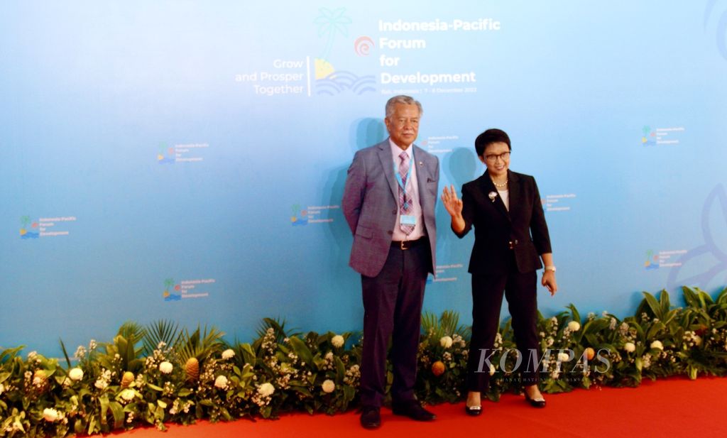 Menteri Luar Negeri RI Retno Marsudi menyambut Sekretaris Jenderal Forum Negara Kepulauan Pasifik (PIF) Henry Puna menjelang pembukaan Indonesia-Pacific Forum for Development, Rabu (7/12/2022), di Badung, Bali.