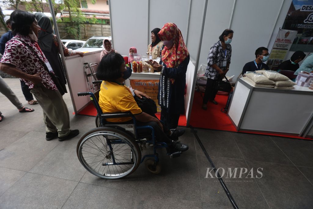 Penyandang disabilitas mengikuti acara peringatan Hari Disabilitas Internasional di Universitas Muhammadiyah Yogyakarta, Bantul, DI Yogyakarta, Senin (5/12/2022).