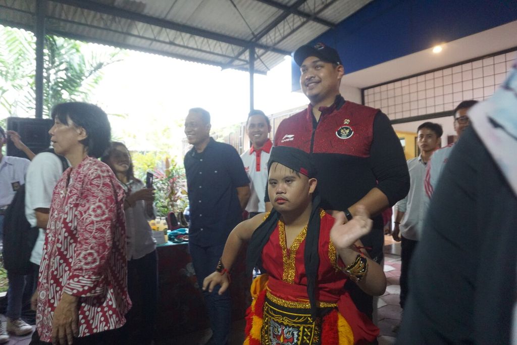 Menteri Pemuda dan Olahraga Dito Ariotedjo hadir dan disambut tarian dalam pembukaan pelatnas Special Olympics World Games Berlin 2023 di Yayasan Pembinaan Anak Cacat (YPAC) Semarang, Jawa Tengah, Senin (8/5/2023).