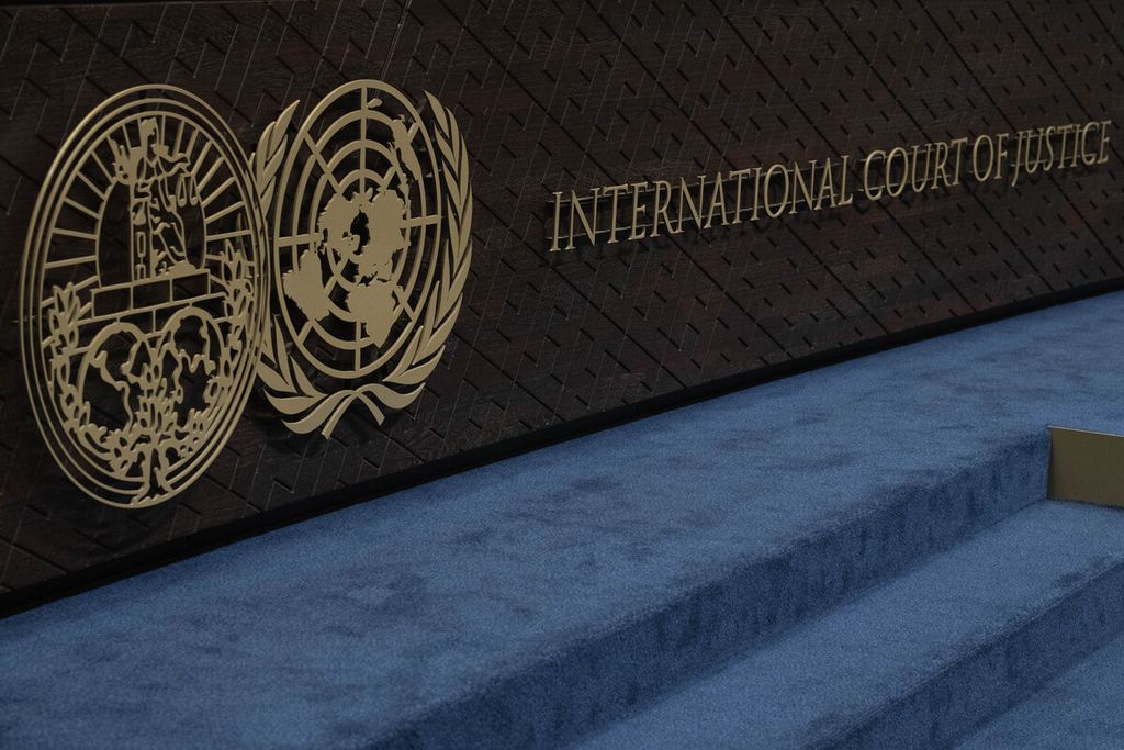 Logo Mahkamah Internasional (kiri) dan logo PBB terlihat di bangku hakim Mahkamah Internasional di Den Haag, Belanda, Kamis (12/10/2023).