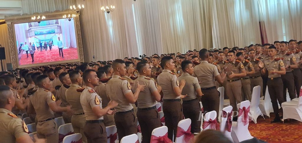 Para calon perwira remaja bernyanyi dan bertepuk tangan menyambut Wakil Presiden Maruf Amin yang akan memberikan pembekalan di Balai Sudirman, Jakarta, Jumat (21/7/2023).