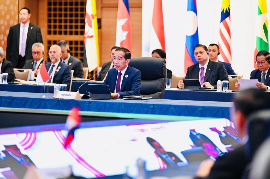 Presiden Joko Widodo mengajak ASEAN-Jepang untuk mengimplementasikan kemitraan komprehensif strategis dan memperkuat hubungan. Kemitraan ASEAN-Jepang dinilai juga perlu berorientasi masa depan dan mendukung visi Komunitas ASEAN 2045. Hal ini disampaikan dalam KTT ASEAN-Jepang di Tokyo, Jepang, Minggu (17/12/2023).