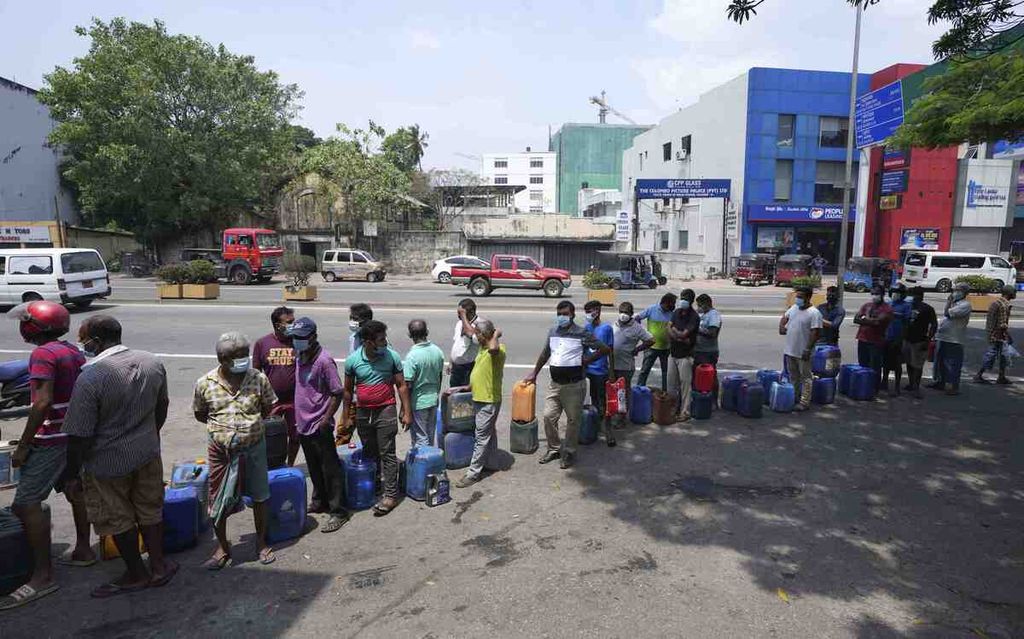 Warga mengantre bahan bakar di sebuah stasiun pengisian bahan bakar di Kolombo, Sri Lanka, Kamis (3/2/2022). Krisis ekonomi yang dialami Sri Lanka semakin dalam setelah lonjakan harga minyak dunia. 