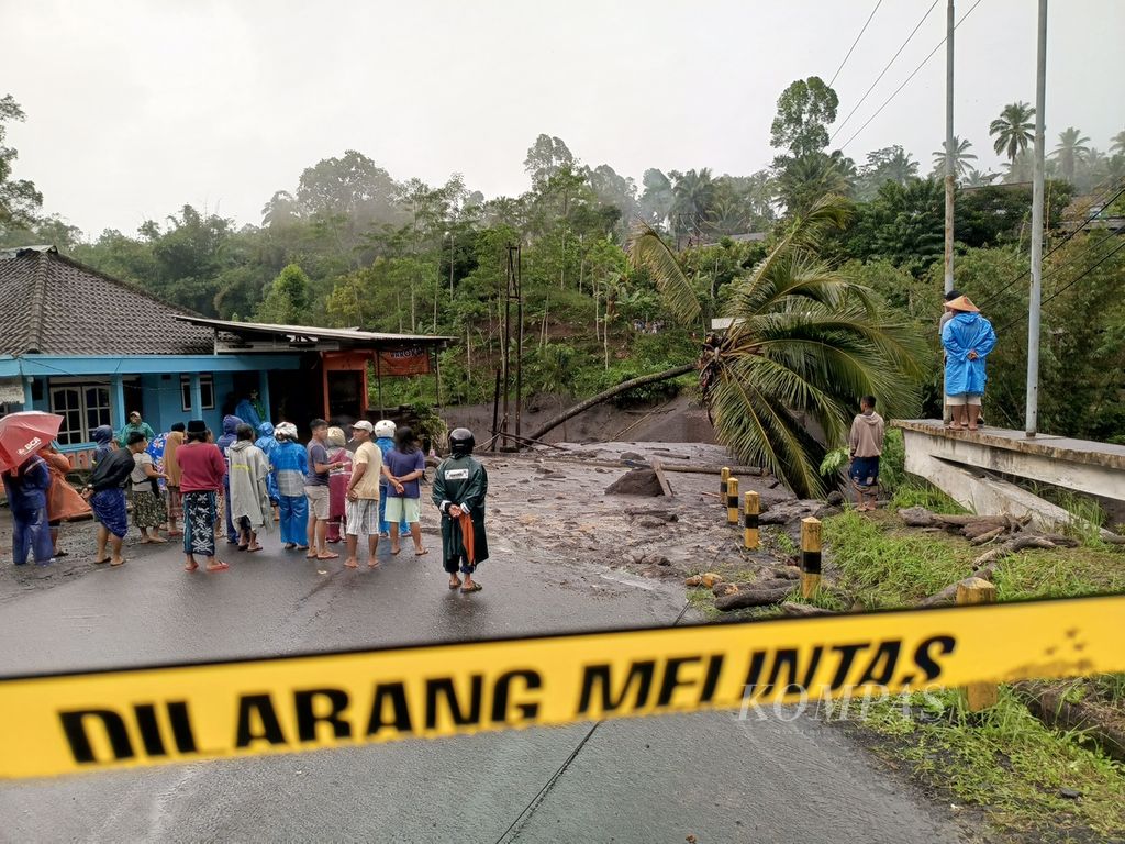 Jembatan Kali Glidik, penghubung Malang-Lumajang, hanyut terbawa banjir, Jumat (7/7/2023).