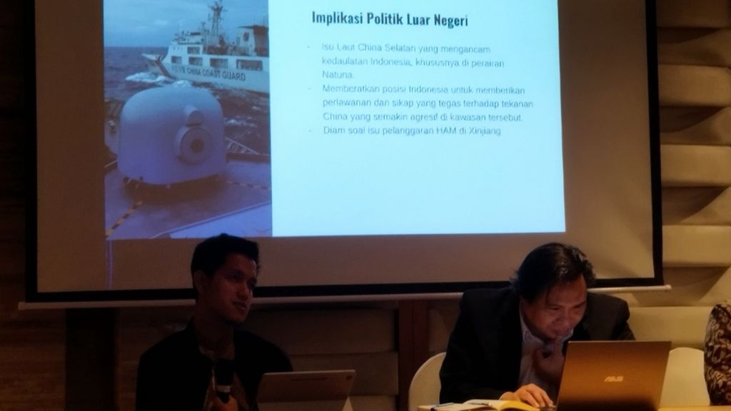 Direktur Studi China-Indonesia Celios (kiri) Muhammad Zulfikar Rakhmat memaparkan mengenai potensi jebakan utang dalam diskusi publik bertajuk Polemik Investasi China di Indonesia: Bagaimana Menghindari Kualitas Investasi yang Rendah dan Jebakan Utang yang diadakan oleh Celios di Jakarta, Kamis (15/6/2023).