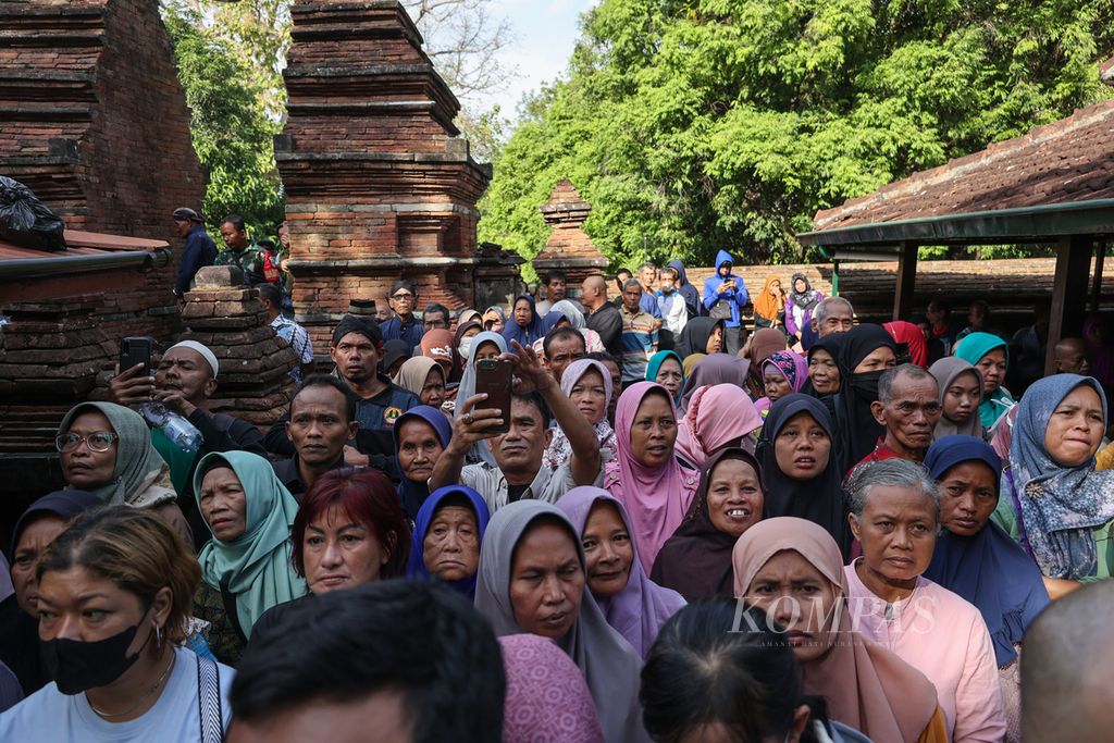 Warga berdesakan mengikuti upacara tradisi Nguras Enceh di Makam Raja-raja Mataram, Imogiri, Bantul, DI Yogyakarta, Jumat (12/7/2024). 