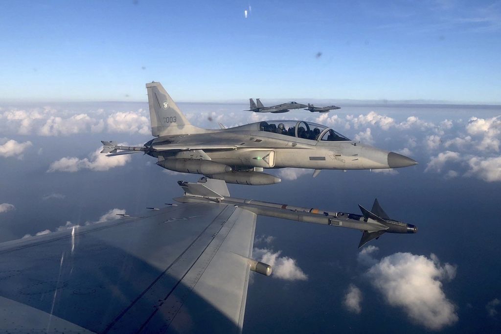 Foto yang dirilis Angkatan Udara Filipina memperlihatkan jet tempur AU Filipina, FA-50PH, bergabung dengan patroli maritim Filipina-Amerika Serikat di atas wilayah Batanes dan area Laut Filipina Barat, 21 November 2023. 
