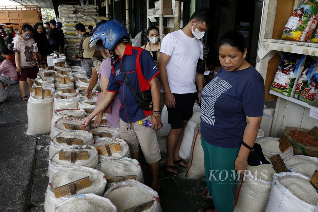 Pedagang eceran memilih beras yang dijual dalam partai besar di Pasar Induk Beras Cipinang, Jakarta, Minggu, (12/11/2023). 