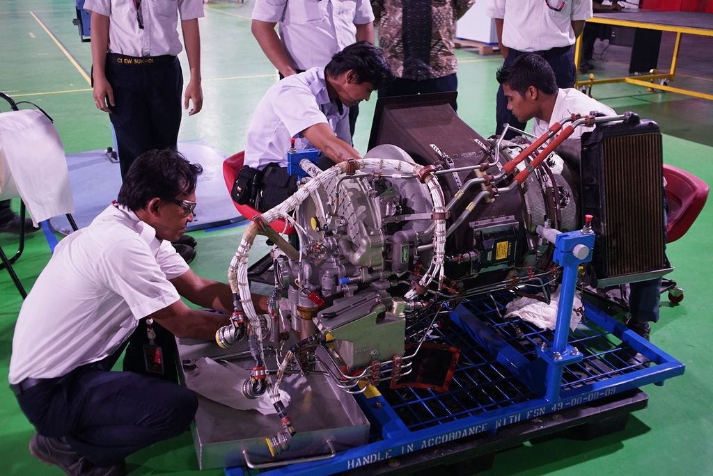 Para pekerja tengah memperbaiki komponen pesawat di fasilitas perawatan, perbaikan, dan pemeriksaan pesawat (MRO) PT Batam Aero Technic di Bandara Hang Nadim, Batam, Kepulauan Riau, Rabu (14/8/2019). 