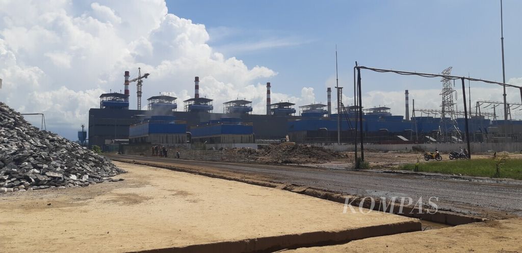 Tampak pabrik pengolahan dan pemurnian atau smelter berbasis nikel milik PT Virtue Dragon Nickel Industry di Konawe, Sulawesi Tenggara, Senin (25/2/2019).