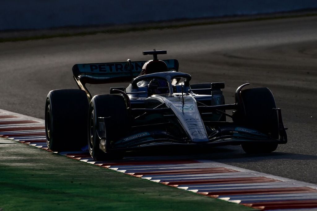 Pebalap Mercedes, Lewis Hamilton, menjalani hari ketiga tes pramusim Formula Satu di Sirkuit Barcelona-Catalunya, Montmelo, Barcelona, 25 Februari 2022. Hamilton bersemangat menanti musim baru karena ketidakpastian akibat perombakan regulasi yang cukup luas.