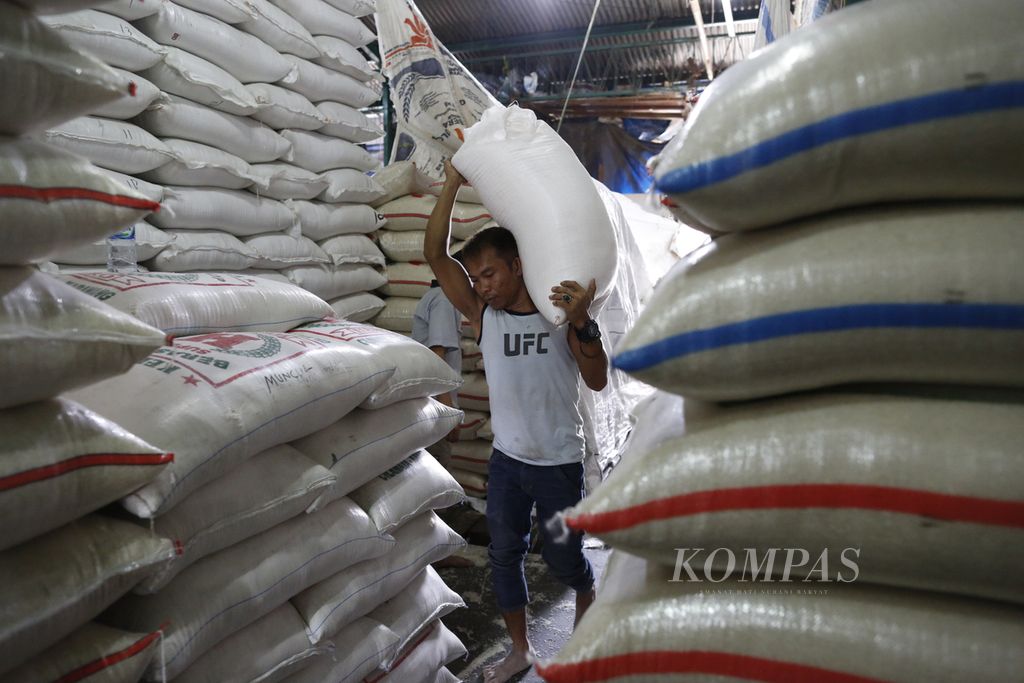 Buruh mengangkut karung beras yang baru tiba dari daerah di Pasar Induk Beras Cipinang, Jakarta, Minggu (18/9/2022). Di tengah ancaman isu krisis pangan, pemerintah melalui Bulog melakukan penguatan stok beras, salah satunya dengan cara pembelian beras dari petani.