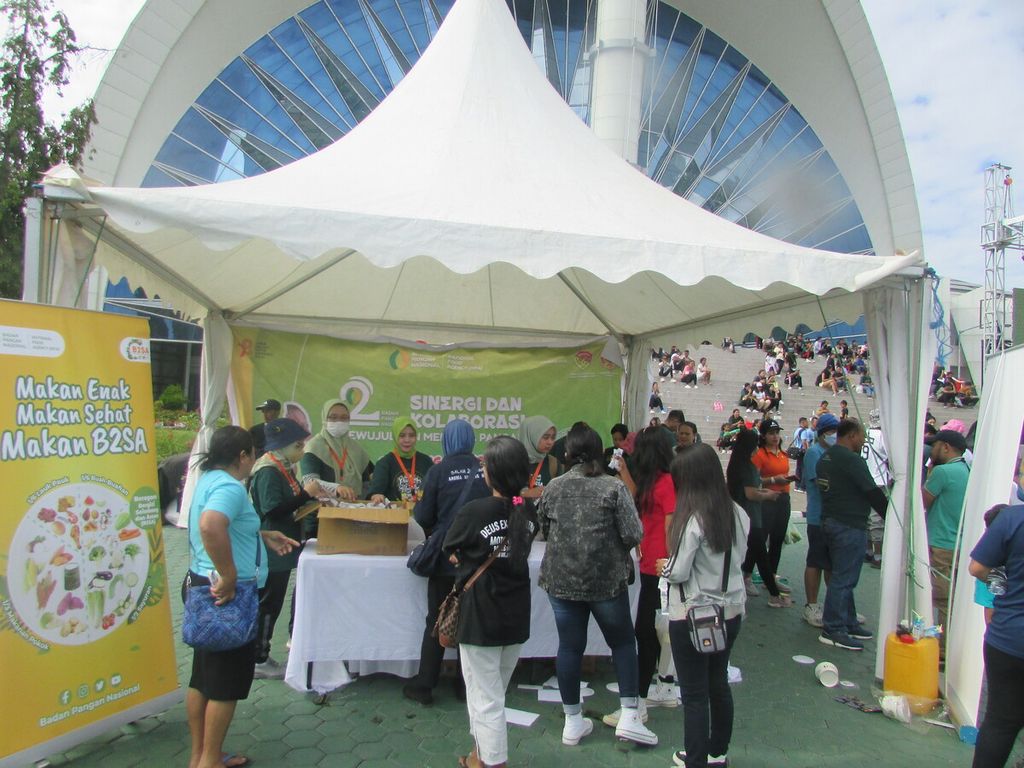 Stan pameran aneka jenis makanan olahan berbahan baku kelor pada Hari Pangan Nasional di Kupang, NTT, Sabtu (12/8/2023).