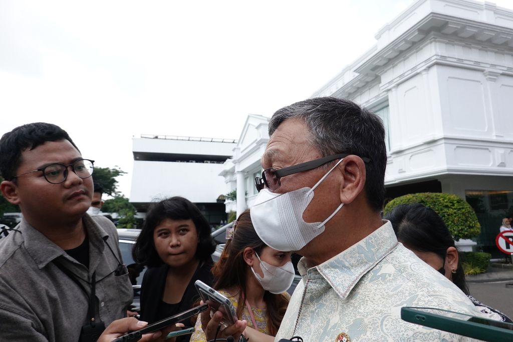 Menteri ESDM Arifin Tasrif usai menghadiri rapat yang dipimping Presiden Joko Widodo di Istana Kepresidenan, Jakarta, Jumat (28/4/2023). Arifin menegaskan bahwa pemerintah belum akan menerapkan rencana kebijakan larangan ekspor tembaga mentah. Ekspor tembaga mentah masih boleh dilakukan setidaknya hingga pertengahan tahun depan.