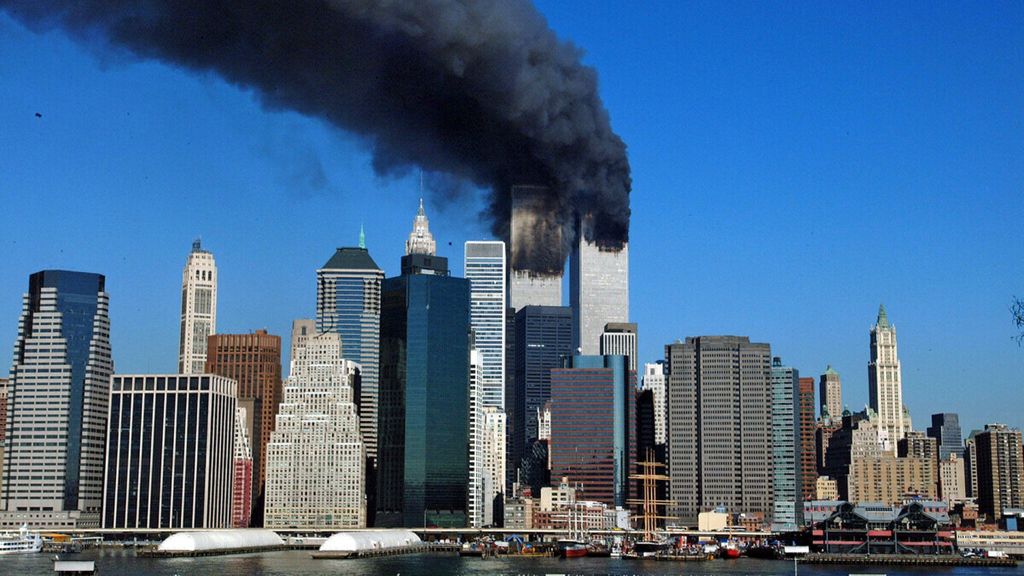 Foto dokumentasi 11 September 2001 ini menunjukkan menara kembar World Trade Center, New York, AS,  usai ditabrak pesawat yang dibajak Al Qaeda. AS telah membunuh Pemimpin Al-Qaeda Osama bin Laden hampir 10 tahun setelah serangan, yakni awal Mei 2011. 
