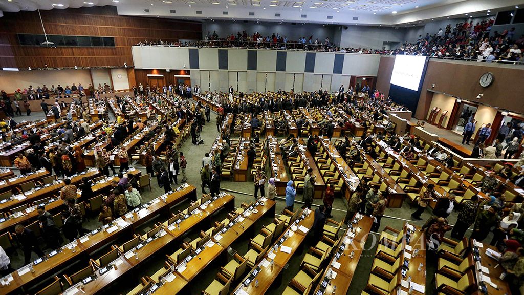 Suasana sidang paripurna ke-32 DPR masa persidangan V tahun sidang 2016-2017 di Kompleks Parlemen, Senayan, Jakarta, Kamis (20/7). Sejumlah politisi mengambil ancang-ancang agar dapat duduk kembali di DPR yang akan dipilih dalam Pemilu Legislatif  2019. 