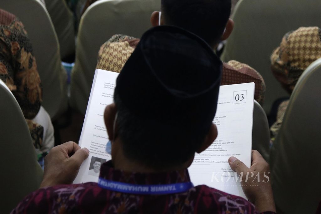 Peserta Sidang Tanwir Muhammadiyah mempelajari profil calon sementara anggota Pimpinan Pusat Muhammadiyah 2022-2027 saat persidangan tersebut di Kampus Universitas Muhammadiyah Surakarta, Sukoharjo, Jawa Tengah, Jumat (18/11/2022). 