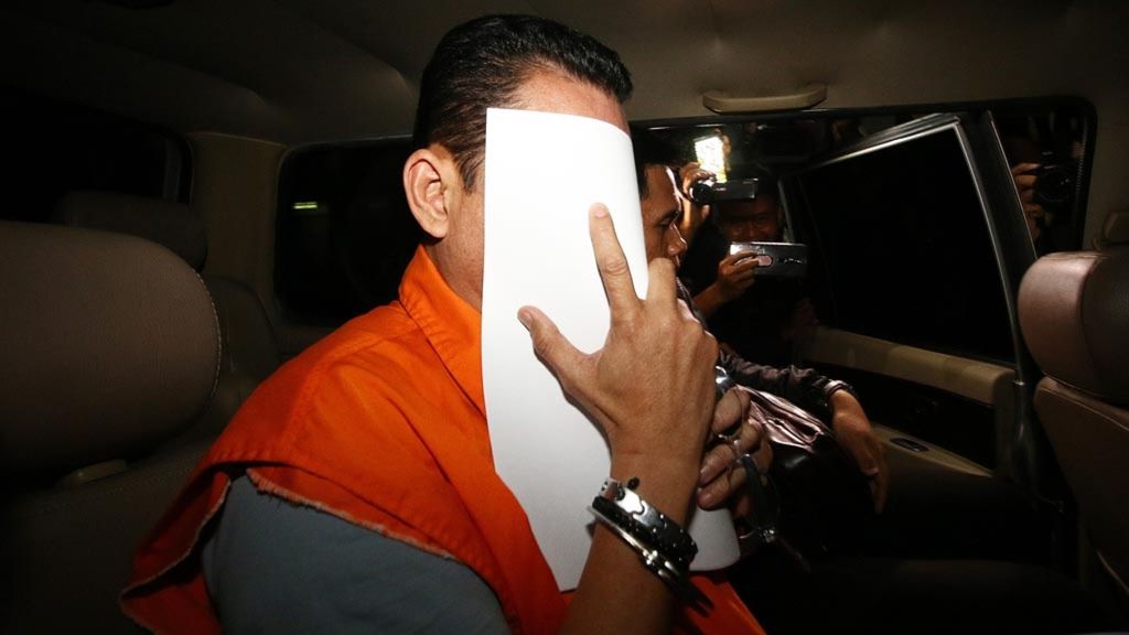 Staf PT INTI, Taswin Nur, mengenakan rompi tahanan seusai menjalani pemeriksaan terkait operasi tangkap tangan (OTT) kasus dugaan korupsi di PT Angkasa Pura II di Gedung KPK, Jakarta, Jumat (2/8/2019). 