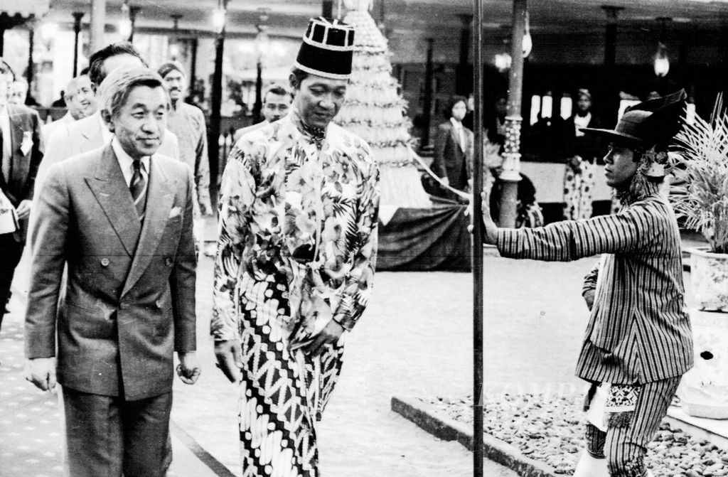 Kaisar Jepang Akihito pada Jumat (4/10/1991) diterima oleh Sultan Hamengku Buwono X di Keraton Yogyakarta. Kedua raja berjalan beriringan menuju Gedong Jene untuk beramah-tamah.