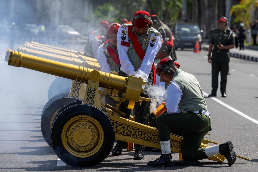 Polisi Militer Kerajaan Brunei melepaskan 17 kali tembakan setelah Pangeran Abdul Mateen melangsungkan akad nikah di Masjid Sultan Omar Ali Saifuddien di Bandar Seri Begawan, Brunei Darussalam, Kamis (11/1/2024). 