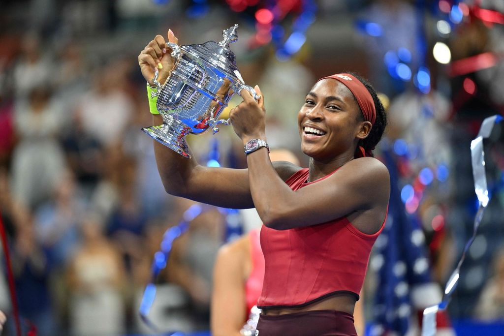 Petenis Amerika Serikat, Coco Gauff, berpose dengan trofi AS Terbuka seusai mengalahkan Aryna Sabalenka pada laga final di Pusat Tenis Nasional Billie Jean King, New York, 9 September 2023. Coco berusaha mempertahankan gelarnya pada AS Terbuka tahun ini.