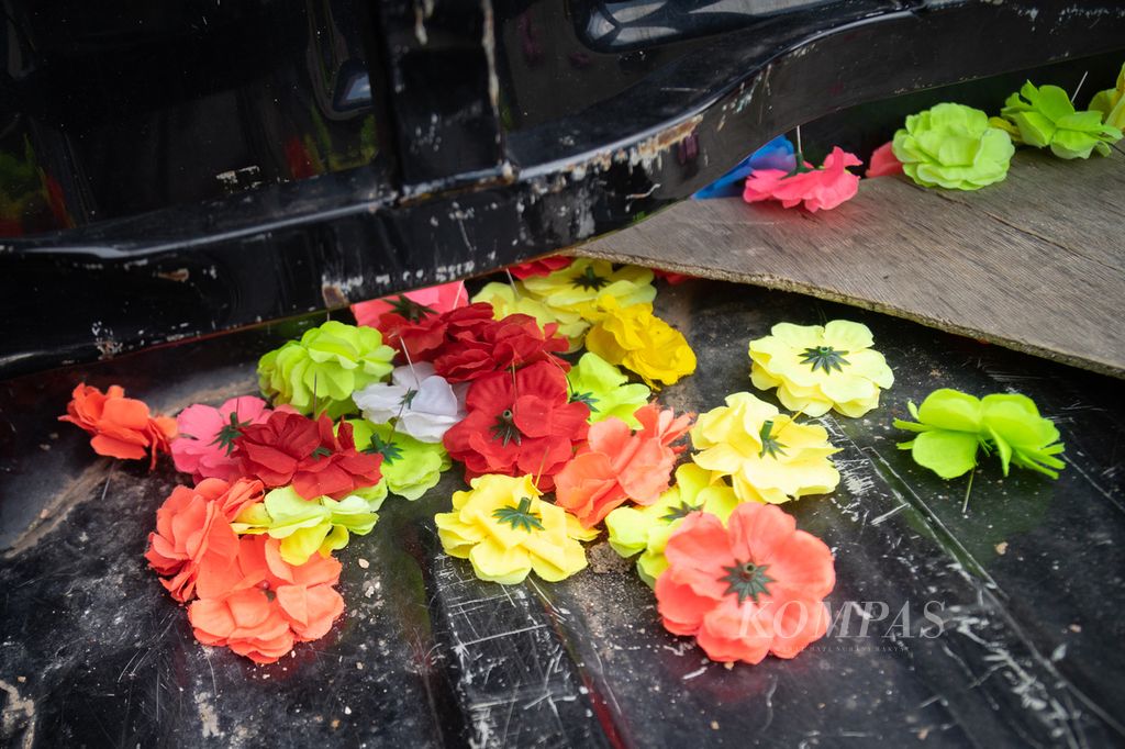Sisa-sisa papan bunga warga Rempang yang dicuri orang di depan Pengadilan Negeri Batam, Kepulauan Riau, Senin (6/11/2023).