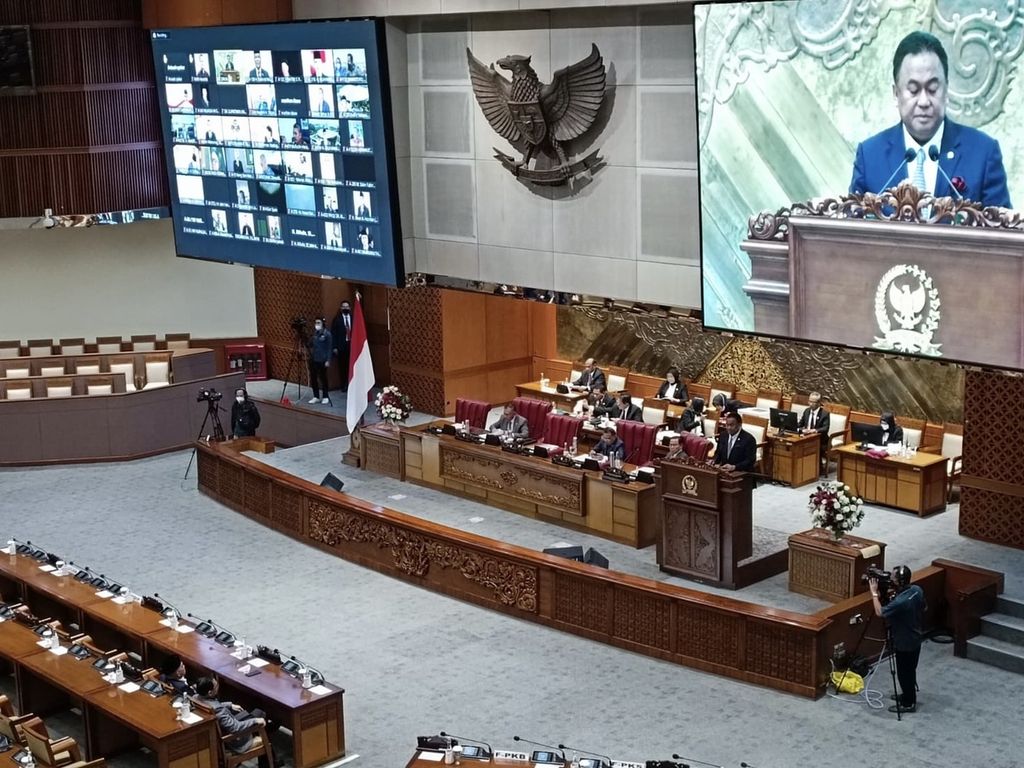 Wakil Ketua DPR Rahmat Gobel membuka Rapat Paripurna pembukaan masa persidangan III tahun sidang 2022-2023, Selasa (10/1/2023). 