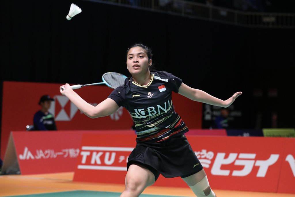 Gregoria Mariska Tunjung mengalahkan Yeo Jia Min (Singapura) dalam perempat final turnamen Kumamoto Masters di Jepang. Pada pertandingan yang berlangsung Jumat (17/11/2023), Gregoria menang dengan skor 22-20, 21-19.