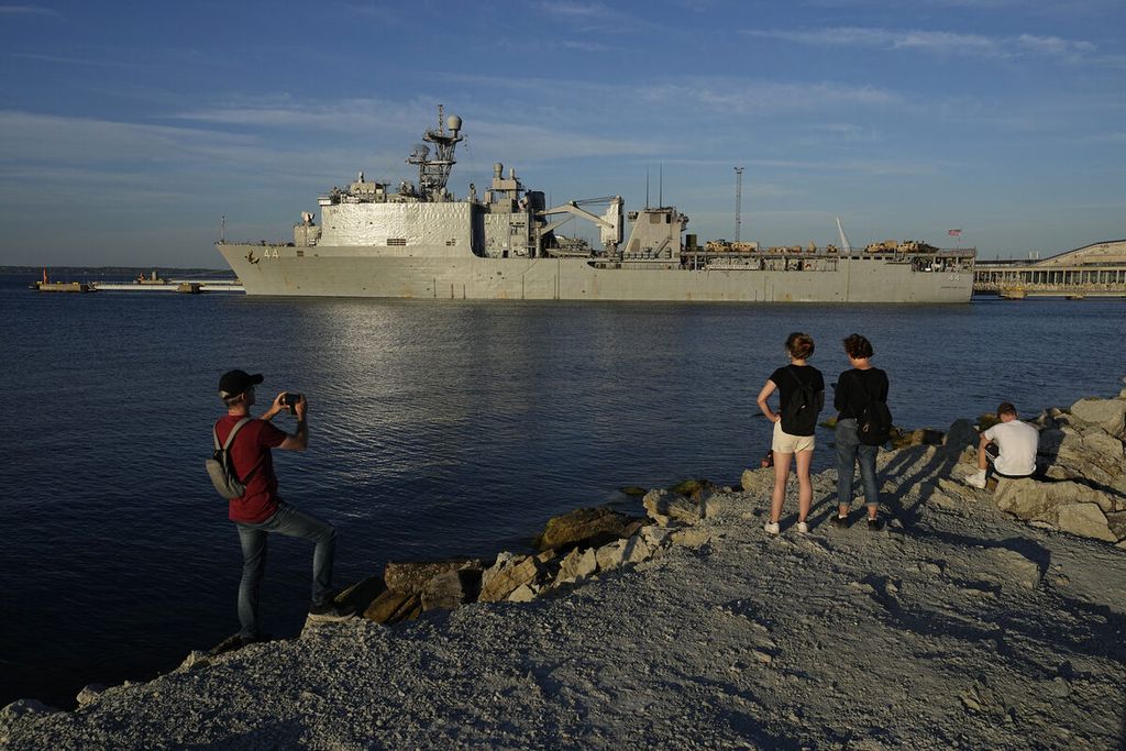 Warga melihat kapal AS untuk dermaga pendaratan, USS Gunston Hall, berlabuh di Tallinn, Estonia, 5 Agustus 2022. 