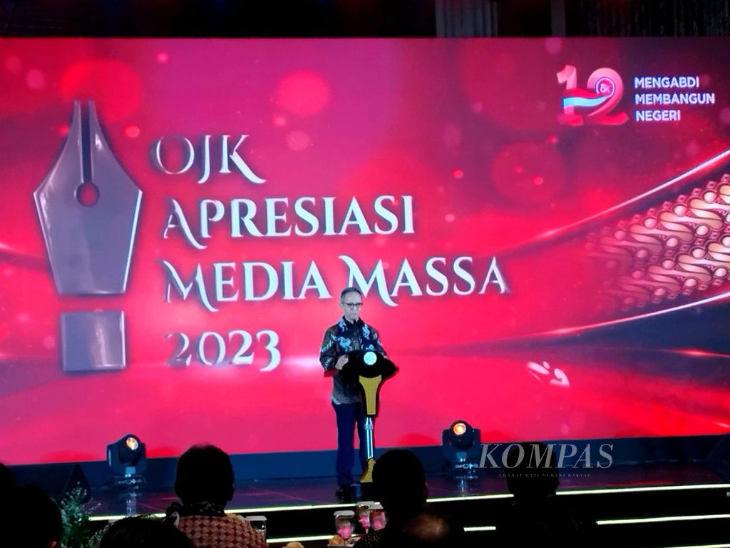 Ketua Dewan Komisioner Otoritas Jasa Keuangan (OJK) Mahendra Siregar memberikan sambutan dalam Apresiasi Media Massa 2023, di Jakarta, Senin (27/11/2023).