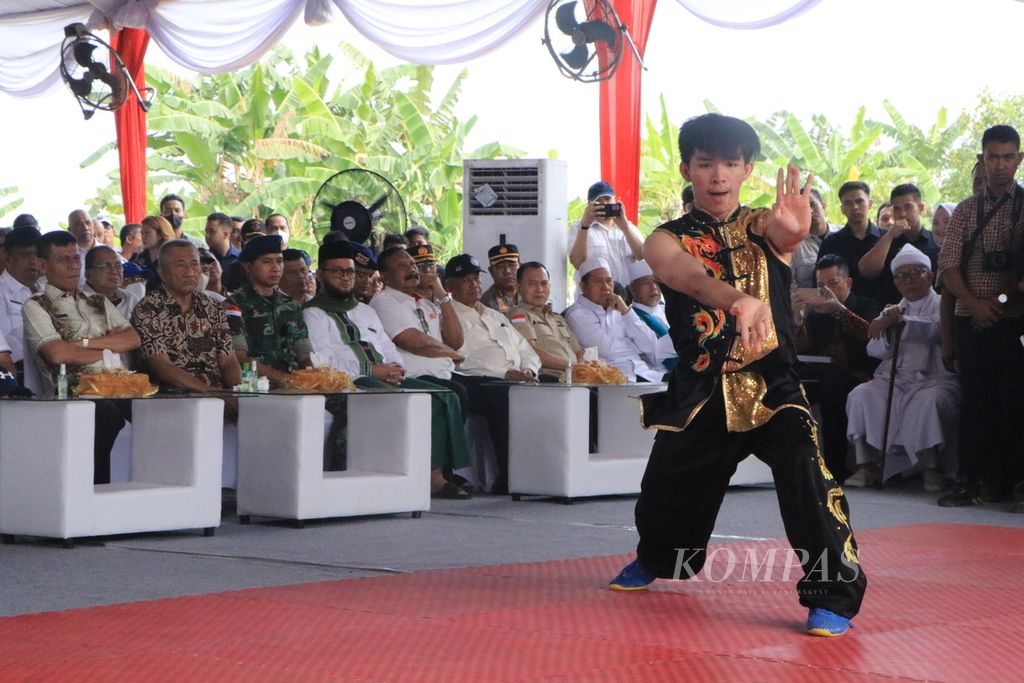 Atlet wushu dari Sumatera Utara menampilkan seni bela diri wushu saat peletakan batu pertama pembangunan stadion madya atletik dan arena seni bela diri (<i>martial arts arena</i>) di Sport Center Sumut, Jalan Bandara Kualanamu, Kabupaten Deli Serdang, Jumat (31/3/2023).