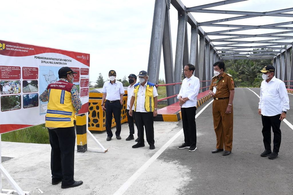 Presiden Joko Widodo meninjau pembangunan jembatan di Nias Barat, Sumatera Utara, Rabu (6/7/2022).