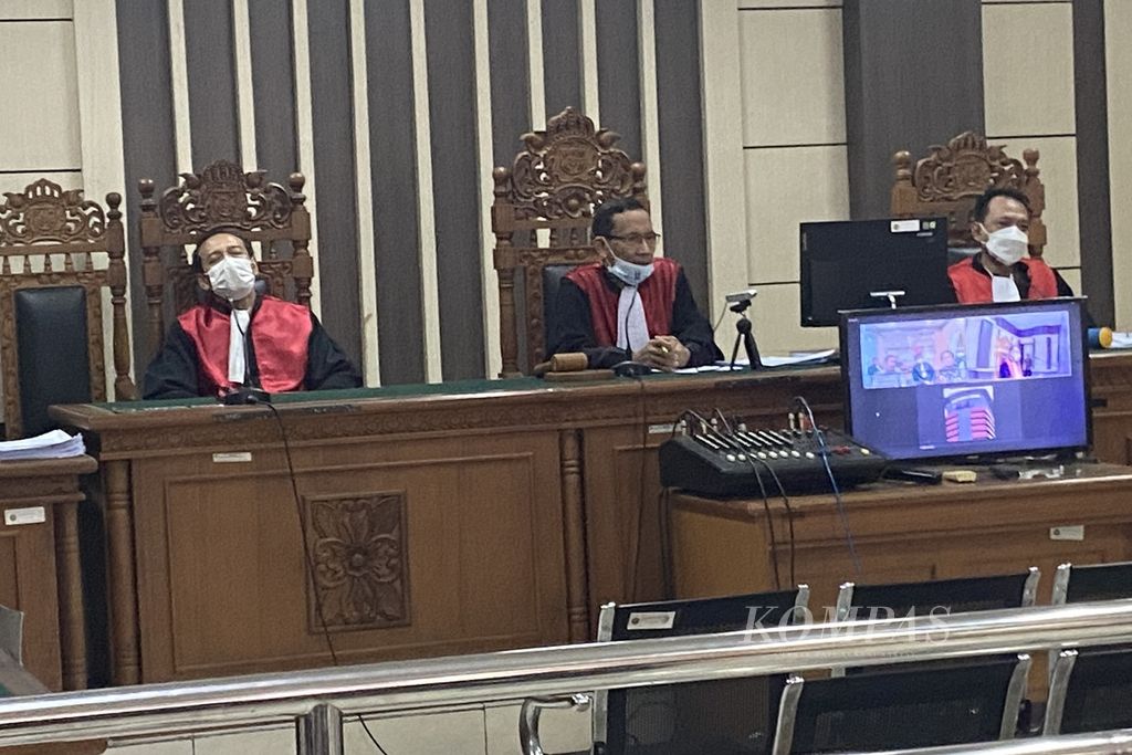 Sidang putusan terkait kasus korupsi yang menjerat eks Bupati Banjarnegara Budhi Sarwono dan orang kepercayaannya, Kedy Afandi, Kamis (9/6/2022), di Pengadilan Tindak Pidana Korupsi Semarang, Jawa Tengah. Keduanya hadir secara virtual dalam sidang tersebut. 