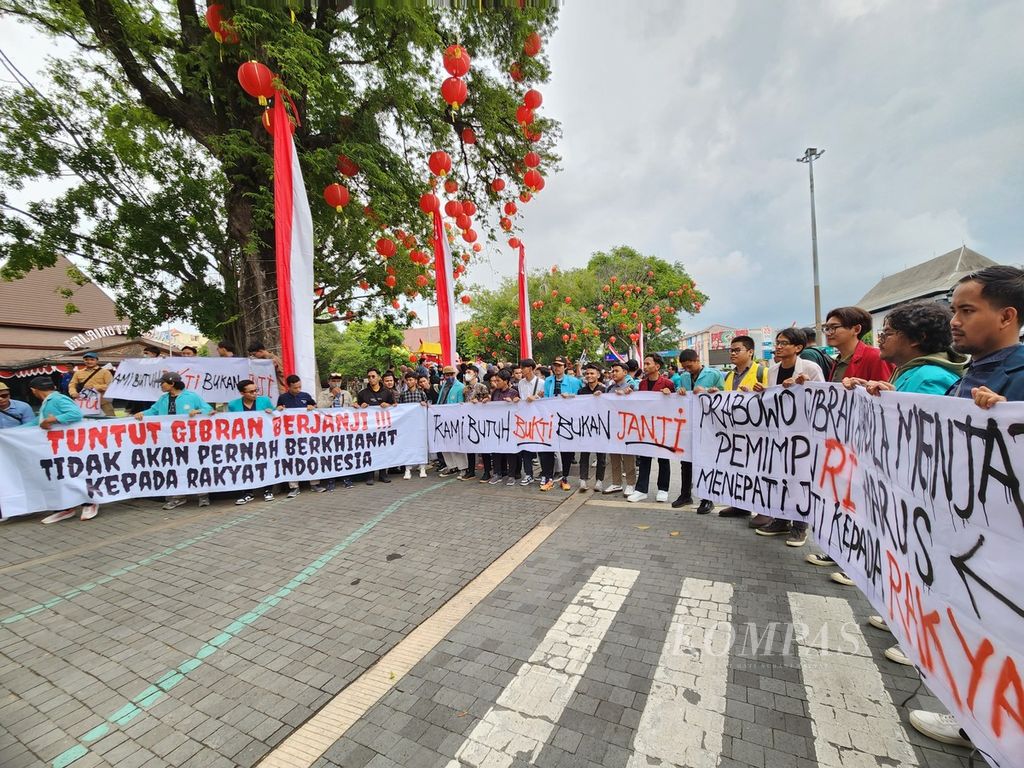 Ratusan mahasiswa yang tergabung dalam Aliansi Mahasiswa Solo Raya untuk Kepemimpinan Bermartabat menggelar unjuk rasa di Balai Kota Surakarta, Jawa Tengah, Selasa (6/2/2024).