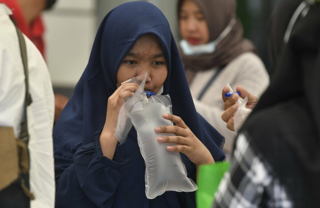 Salah satu calon penumpang kereta api jarak jauh menggunakan layanan tes GeNose C-19 di Stasiun Pasar Senen, Jakarta, Jumat (19/3/2021). PT Kereta Api Indonesia (Persero) akan menyesuaikan tarif pemeriksaan GeNose C-19 di stasiun dari tarif semulai Rp 20.000 menjadi Rp 30.000. Penyesuaian tarif akan mulai diberlakukan pada Sabtu (20/3/2021). PT KAI juga menambah pelayanan pemeriksaan GeNose C-19 di 9 stasiun sehingga secara keseluruhaan saat ini terdapat 23 stasiun yang melayani pemeriksaan GeNose C-19 sebagai penapisan penumpang guna mencegah penularan Covid-19.