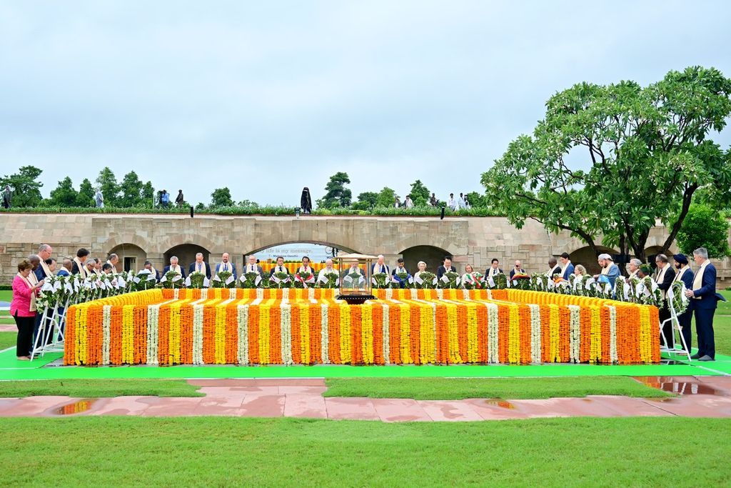 Presiden Joko Widodo bersama para pemimpin negara lainnya mengunjungi Mahatma Gandhi Samadhi yang berlokasi di Rajghat, New Delhi, India. Kunjungan untuk memberikan penghormatan kepada Mahatma Gandhi yang dilakukan para pemimpin negara tersebut merupakan salah satu rangkaian Konferensi Tingkat Tinggi G20 di India.