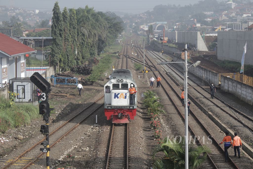 Lokomotif dari rangkaian Kereta Api Lokal Bandung Raya bergerak di Stasiun Padalarang, Kabupaten Bandung Barat, Jawa Barat, Senin (12/4/2021).